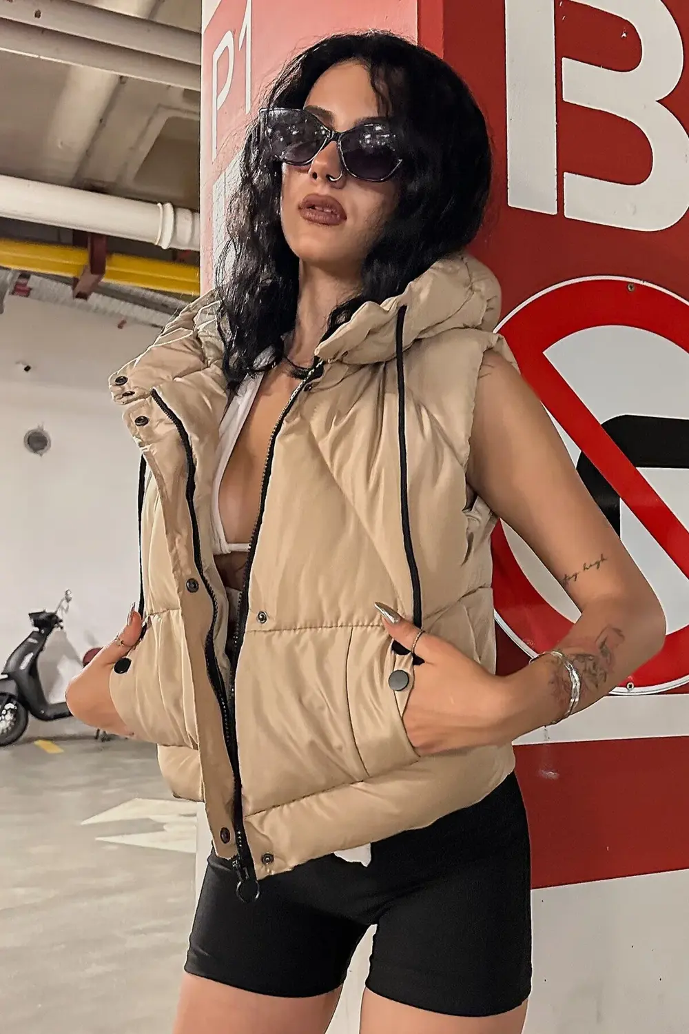 Kadın Kapüşonlu Crop Şişme Yelek – Su İtici Fermuar ve Çıtçıt Det