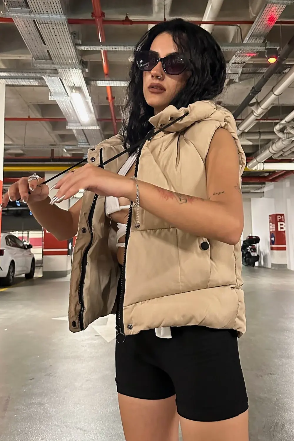 Kadın Kapüşonlu Crop Şişme Yelek – Su İtici Fermuar ve Çıtçıt Det