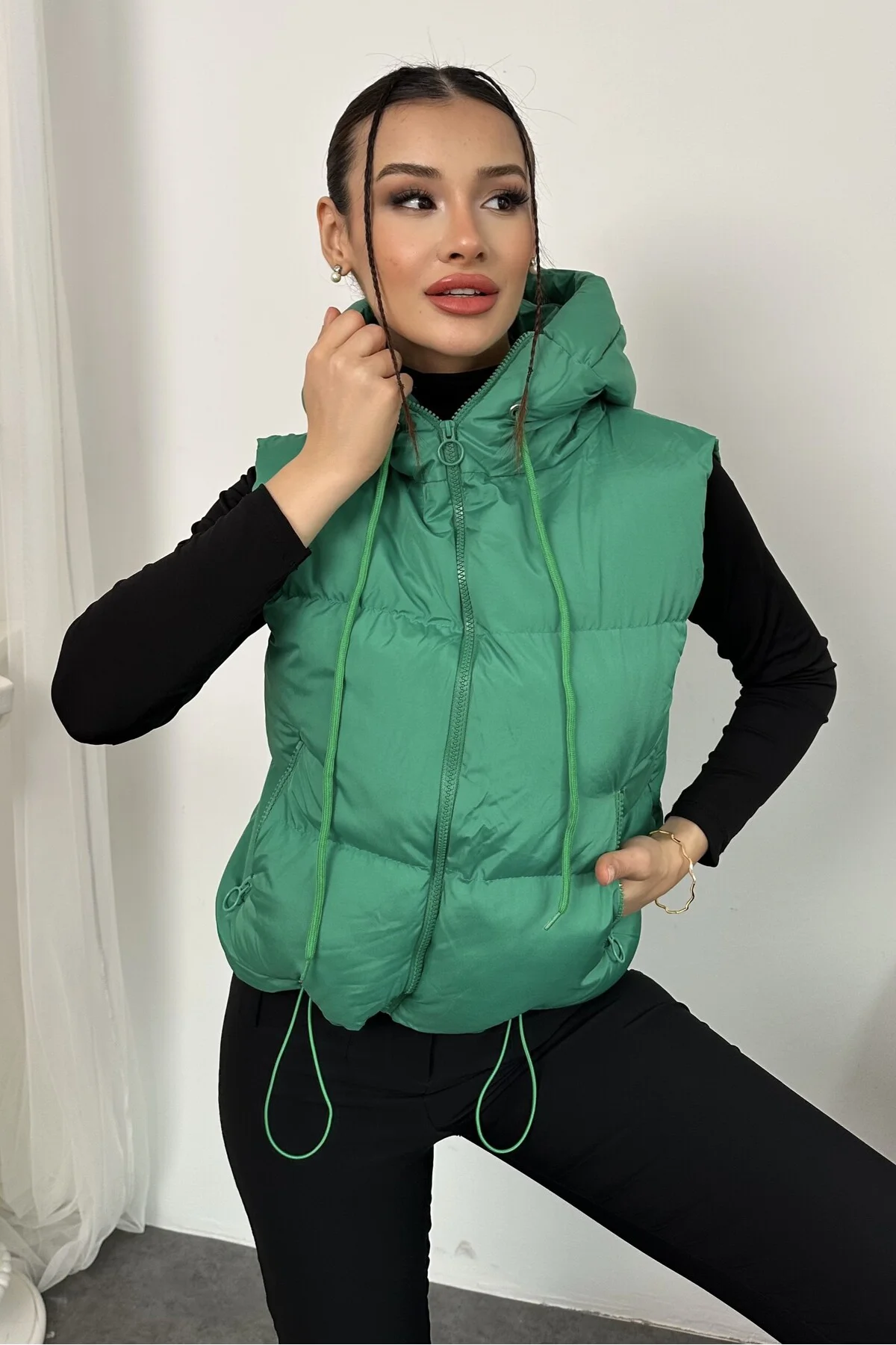 Kadın Kapüşonlu Kısa Şişme Yelek – Dolgulu, Kışlık, Spor Günlük, 