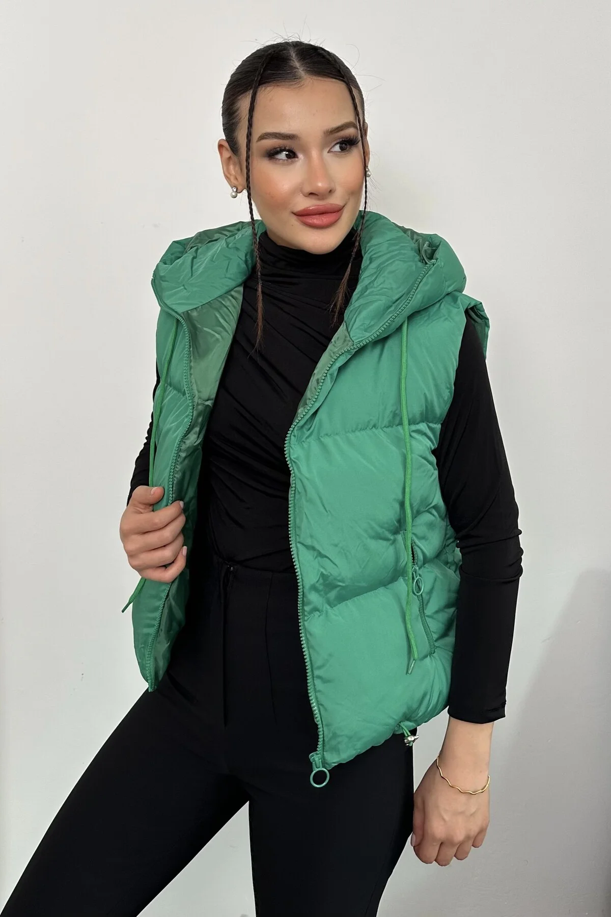 Kadın Kapüşonlu Kısa Şişme Yelek – Dolgulu, Kışlık, Spor Günlük, 