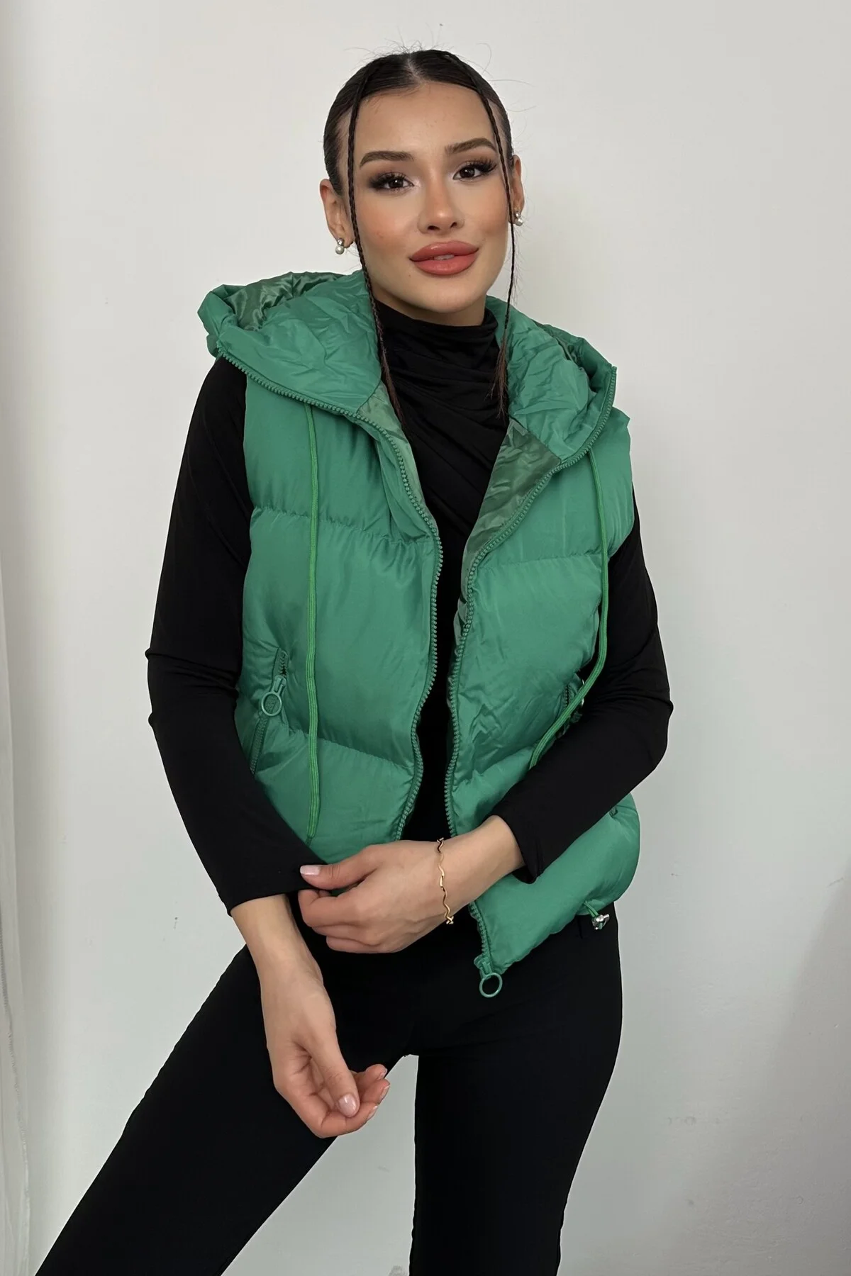 Kadın Kapüşonlu Kısa Şişme Yelek – Dolgulu, Kışlık, Spor Günlük, 
