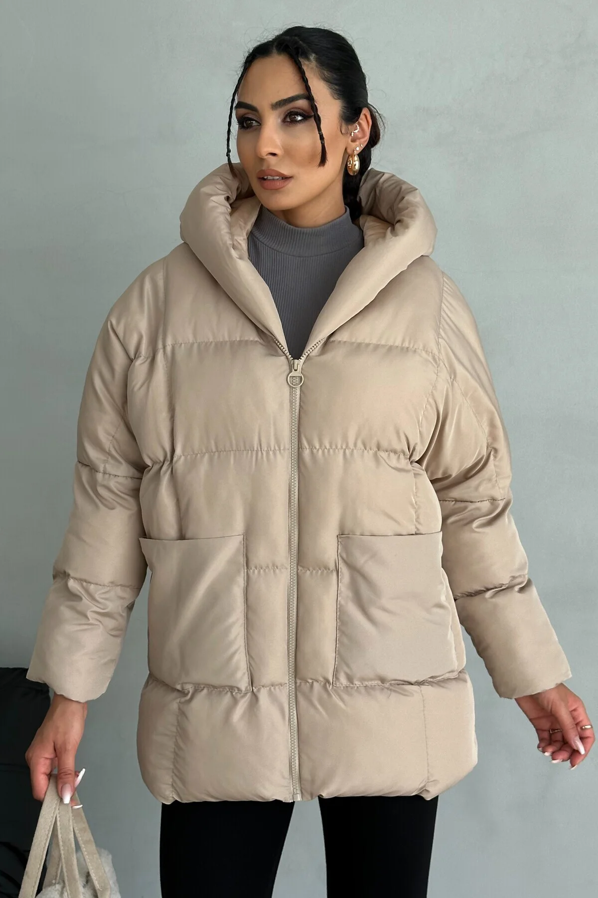 Kadın Kapüşonlu Oversize Bej Şişme Mont – Puffer Yarasa Kol Kışlı