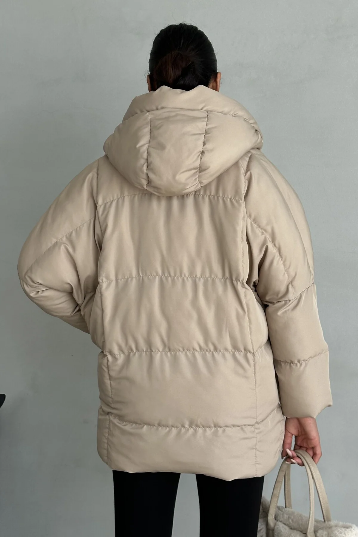 Kadın Kapüşonlu Oversize Bej Şişme Mont – Puffer Yarasa Kol Kışlı