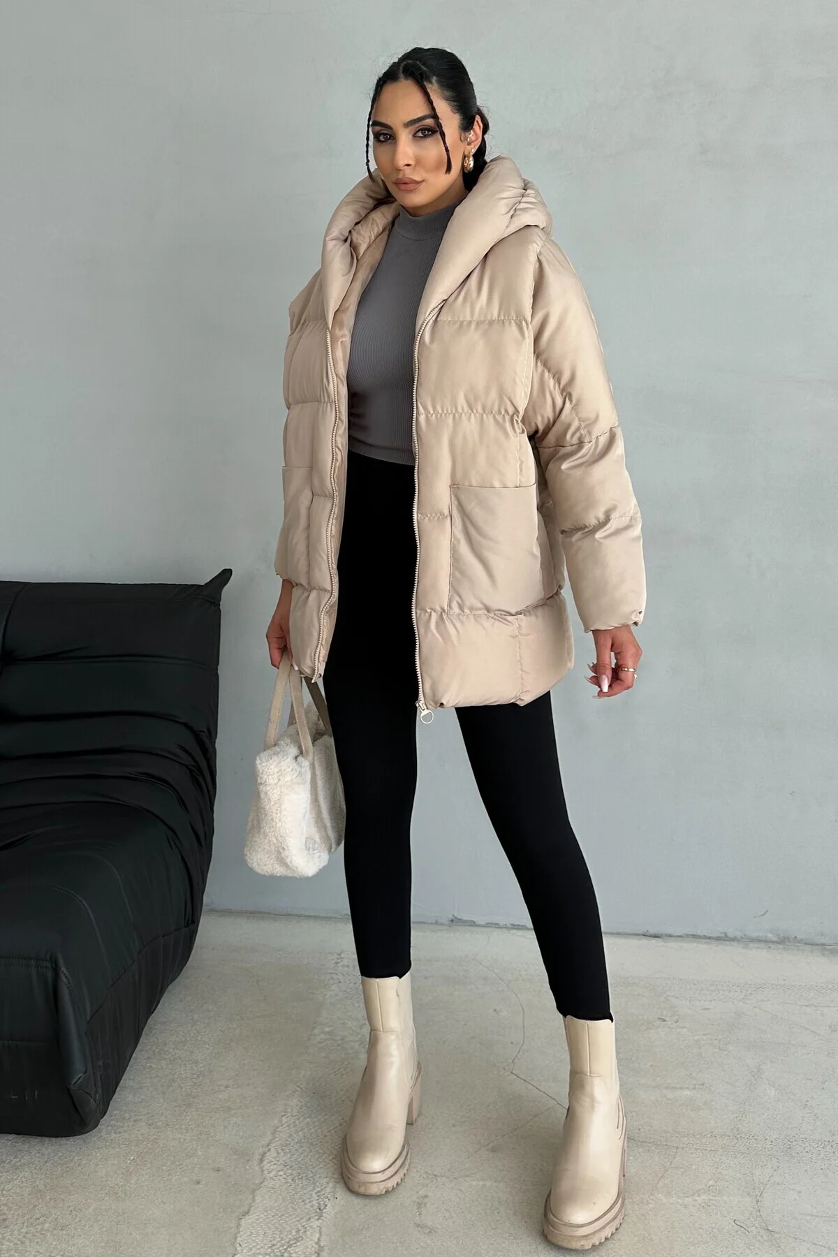 Kadın Kapüşonlu Oversize Bej Şişme Mont – Puffer Yarasa Kol Kışlı