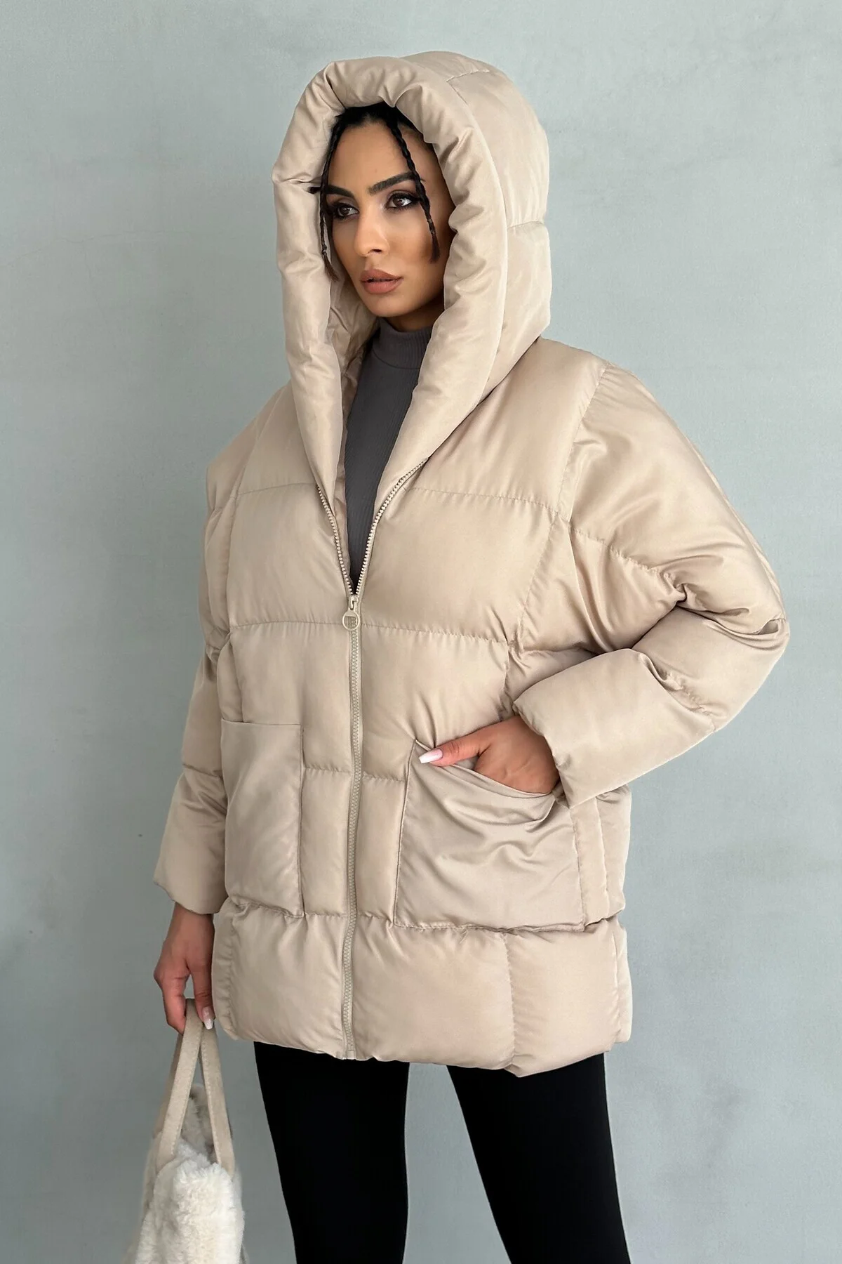 Kadın Kapüşonlu Oversize Bej Şişme Mont – Puffer Yarasa Kol Kışlı