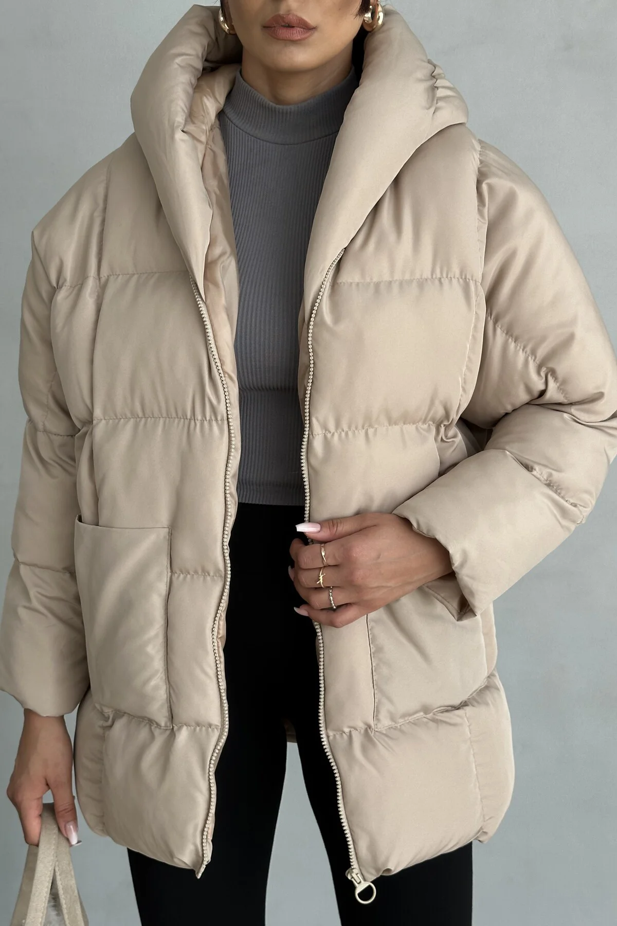 Kadın Kapüşonlu Oversize Bej Şişme Mont – Puffer Yarasa Kol Kışlı
