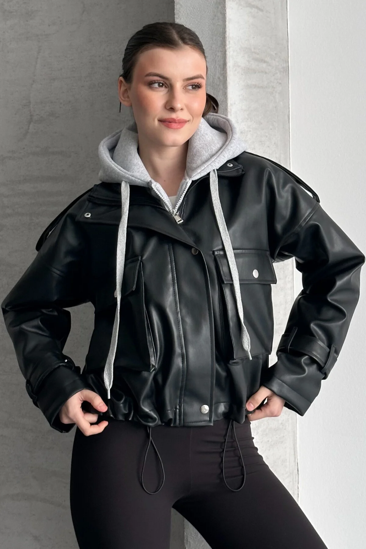 Kadın Kapüşonlu Siyah Deri Ceket Oversize Crop Hoodie Detaylı Kol