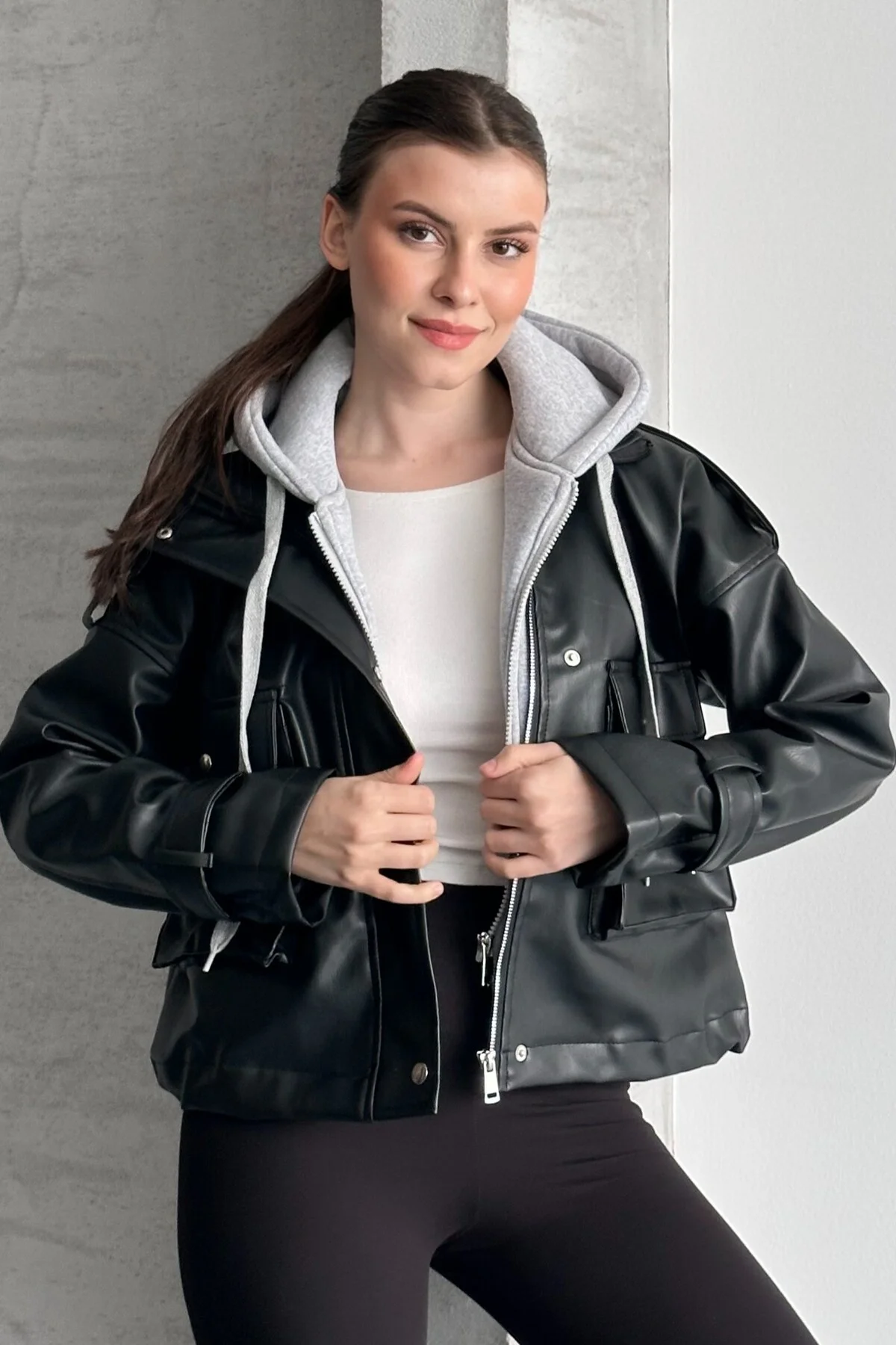 Kadın Kapüşonlu Siyah Deri Ceket Oversize Crop Hoodie Detaylı Kol