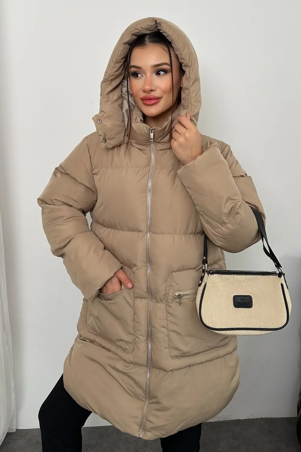 Kadın Kapüşonlu Uzun Şişme Mont – Su Geçirmez Oversize Kışlık, Ce