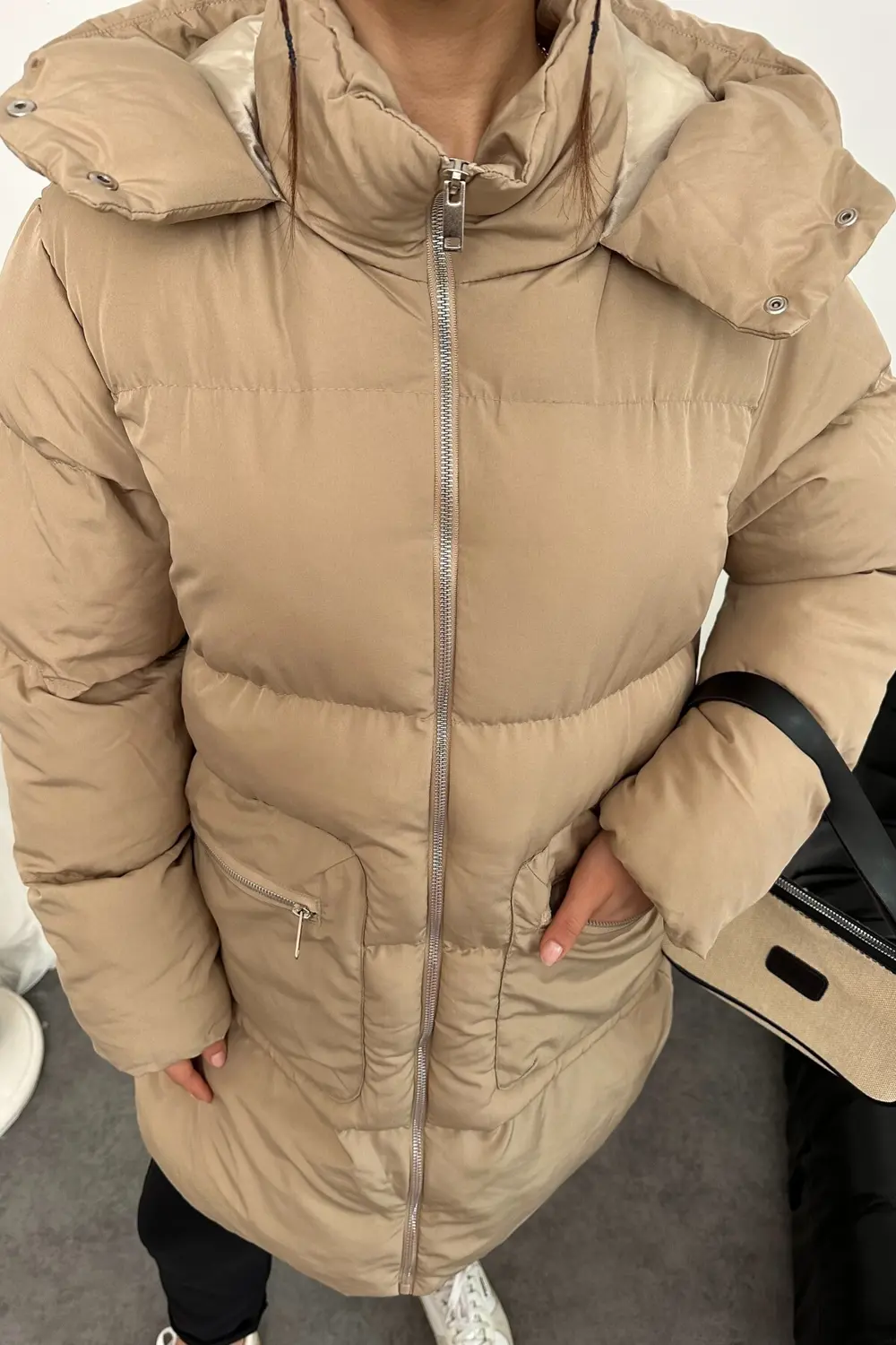 Kadın Kapüşonlu Uzun Şişme Mont – Su Geçirmez Oversize Kışlık, Ce