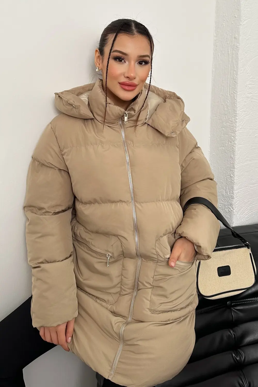 Kadın Kapüşonlu Uzun Şişme Mont – Su Geçirmez Oversize Kışlık, Ce