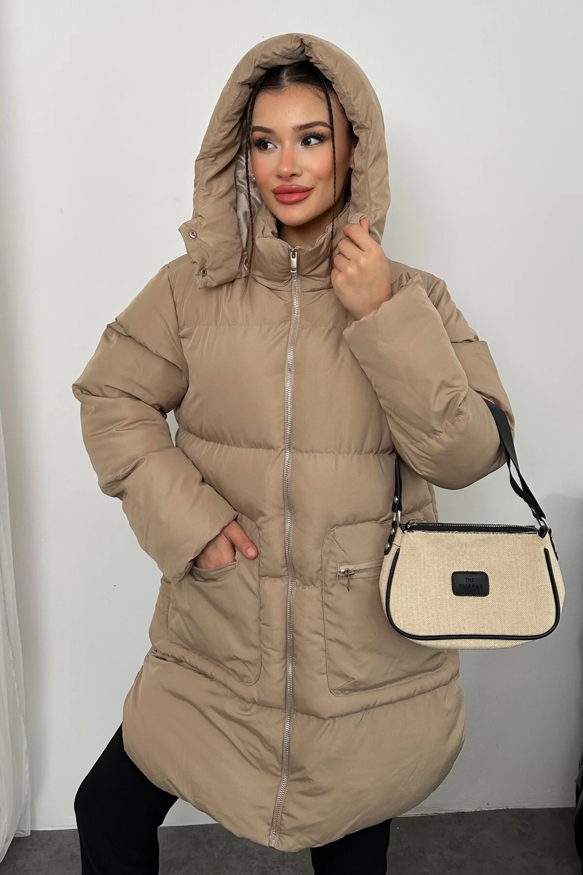 Kadın Kapüşonlu Uzun Şişme Mont – Su Geçirmez Oversize Kışlık, Ce