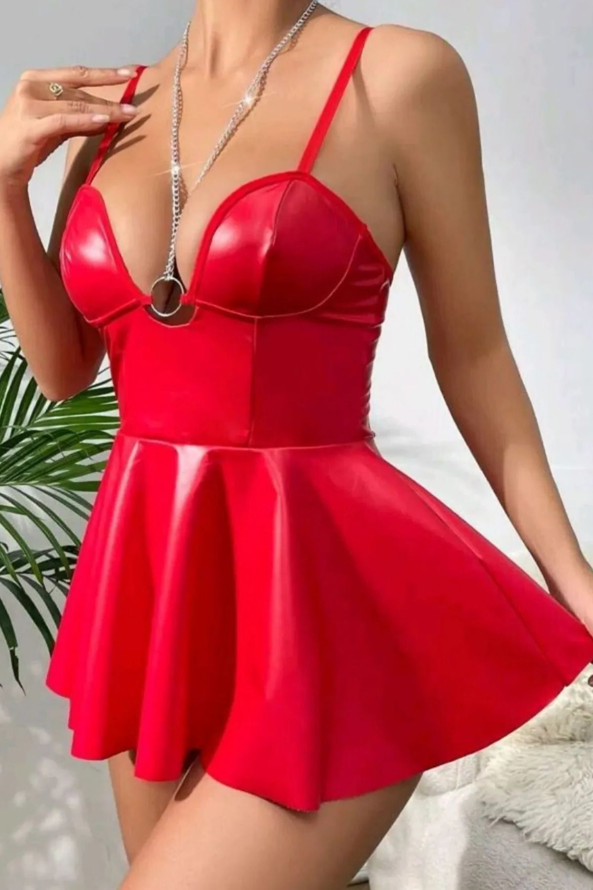 Kadın Kırmızı Zincir Detaylı İp Askılı Seksi Pileli Mini Etekli Gece Elbisesi
