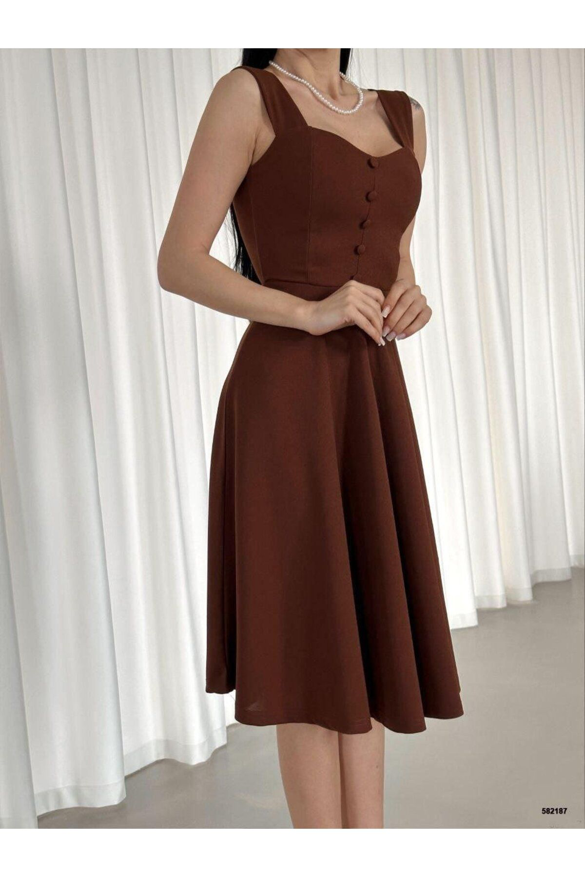 Kadın Krep Kumaş Askılı Kalp Yaka Düğme Detay Midi Boy Elbise