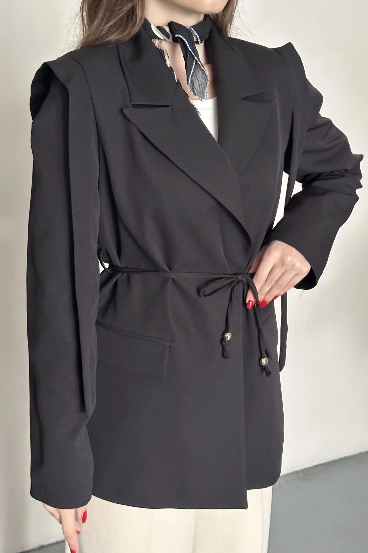 Kadın Kuşaklı Omuz Detaylı Blazer Ceket - Casual Modern Tasarım