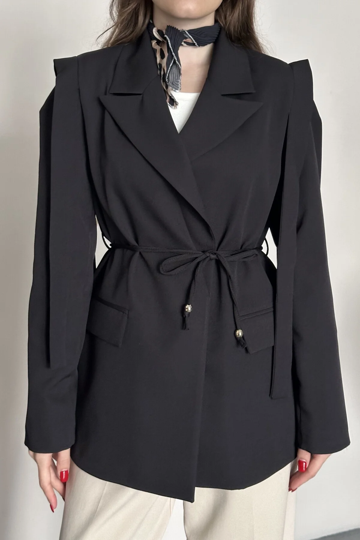 Kadın Kuşaklı Omuz Detaylı Blazer Ceket - Casual Modern Tasarım