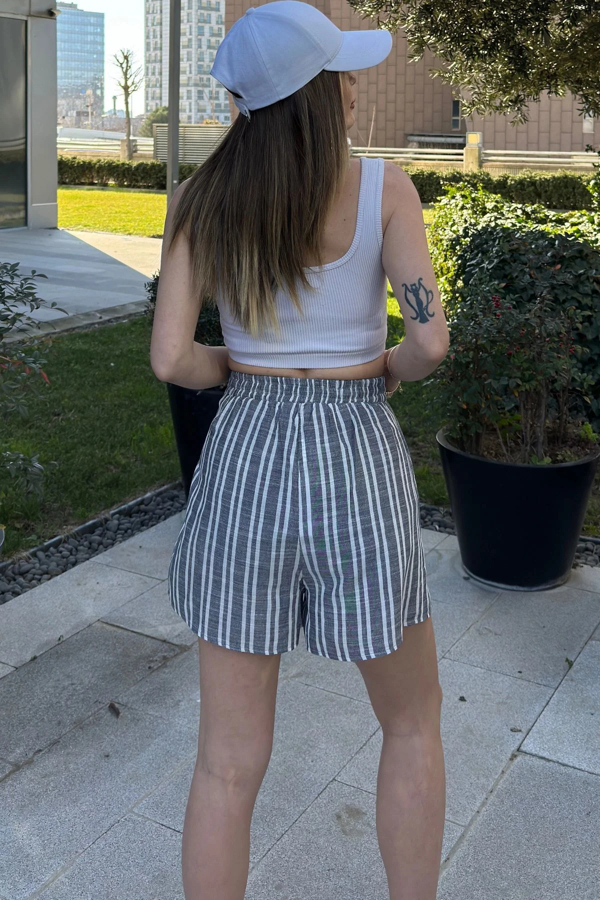 Kadın Lacivert, Beli Lastikli Slim Kesim Önü Kat Detaylı Kısa Şor