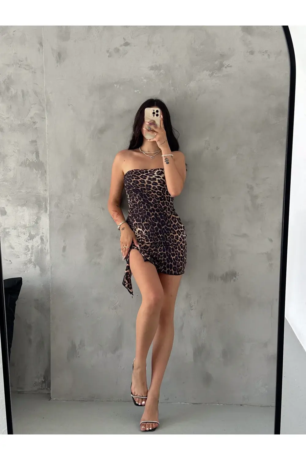 Fiolin Kadın Leopar Desenli Straplez Yırtmaçlı Mini Elbise