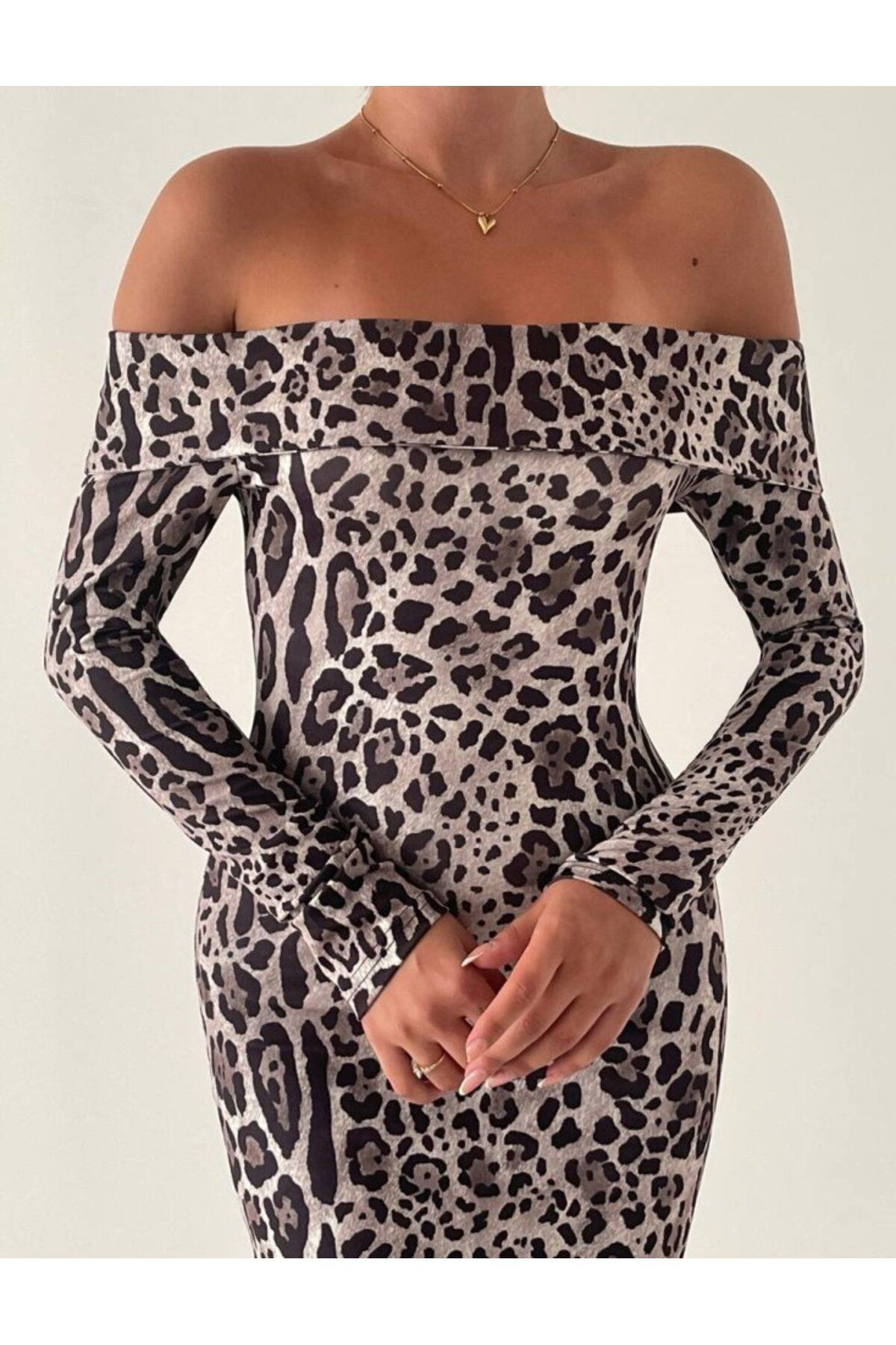 Kadın Madonna Yaka Dalgıç Kumaş Leopar Desen Maxi Boy Derin Yırtm