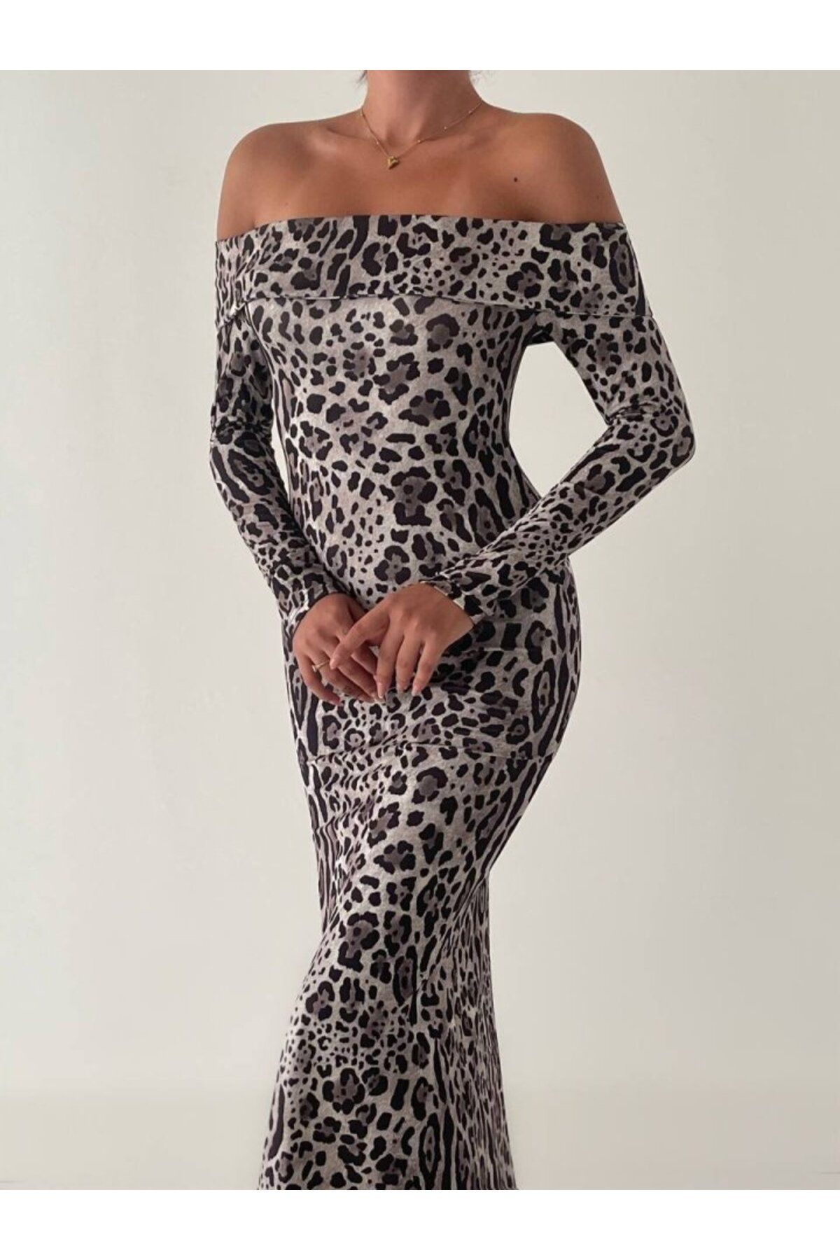 Kadın Madonna Yaka Dalgıç Kumaş Leopar Desen Maxi Boy Derin Yırtm