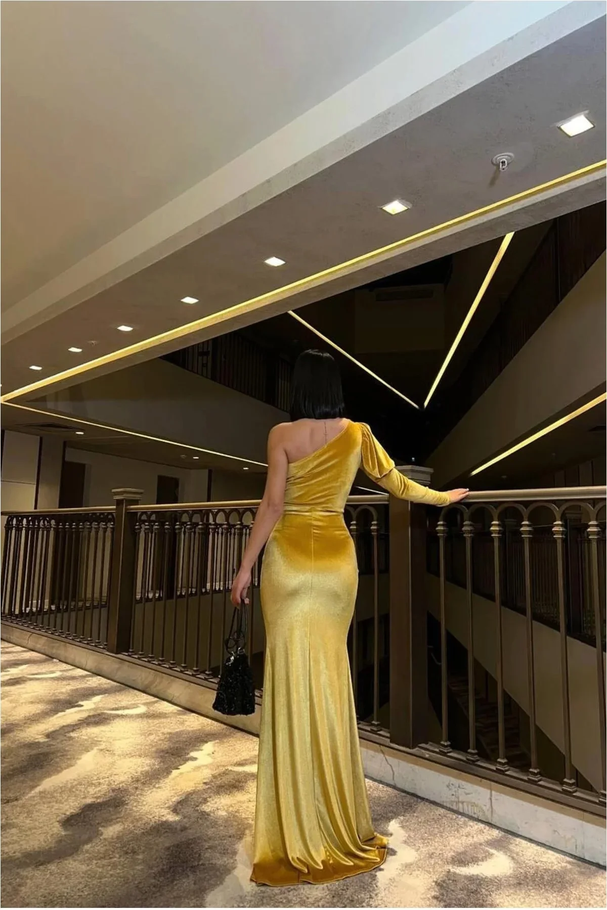 Kadın Modern Stil Tek Omuz Taş Detaylı Abiye Elbise