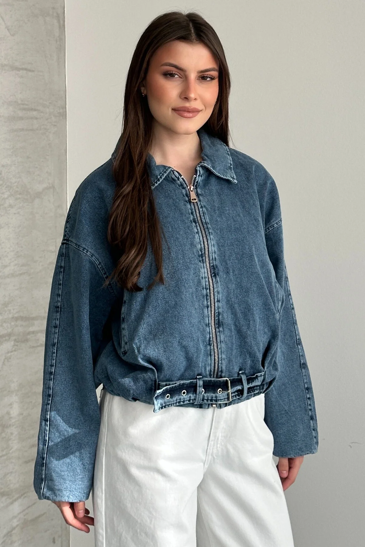 Kadın Oversize Bomber Jean Ceket – Kemer Detaylı Denim Kot Ceket