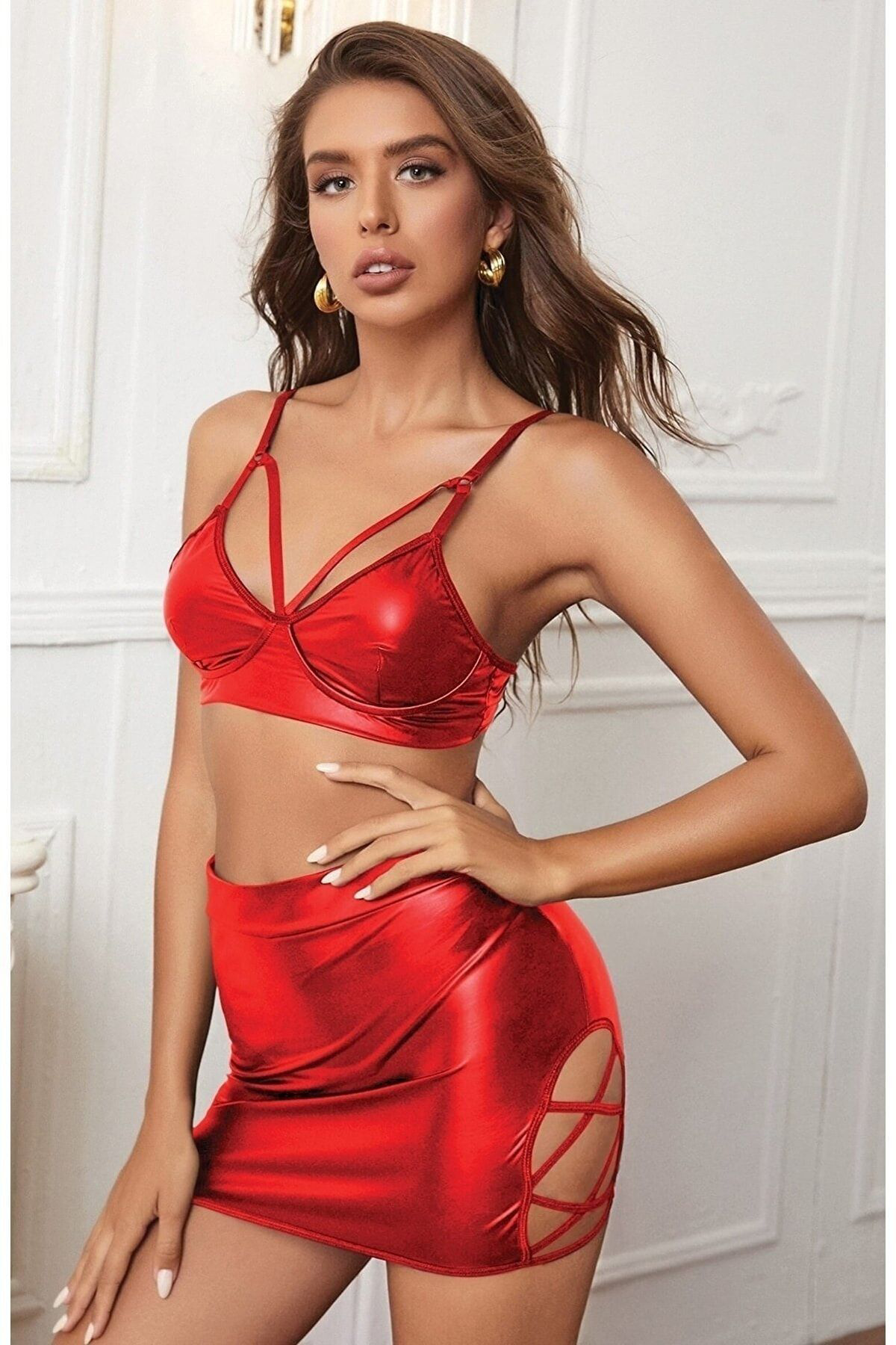 Kadın Parlak Kırmızı İnce Askılı Lame Deri Sırtı Beli Açık Yandan İpli Gece Elbisesi, Seksi Kostüm