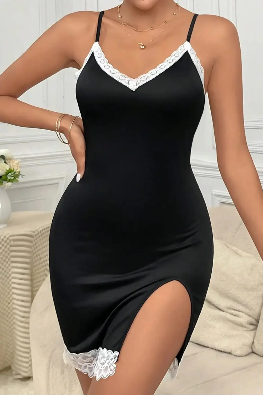 Kadın Siyah Askılı Yırtmaçlı Beyaz Dantelli Gecelik