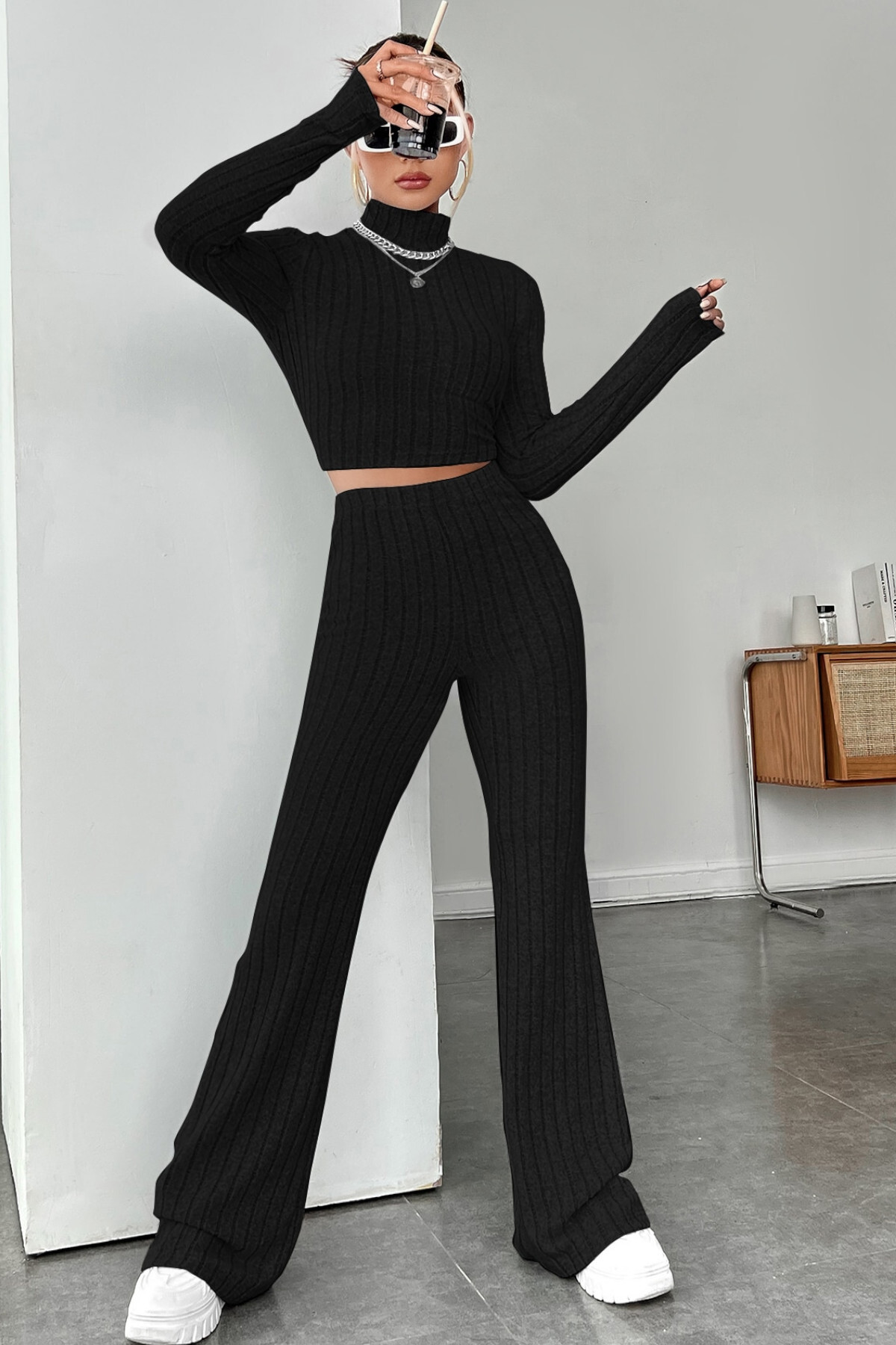 Kadın Siyah Boğazlı Crop Top ve Yüksek Bel Eşofman Takımı Spor Şı