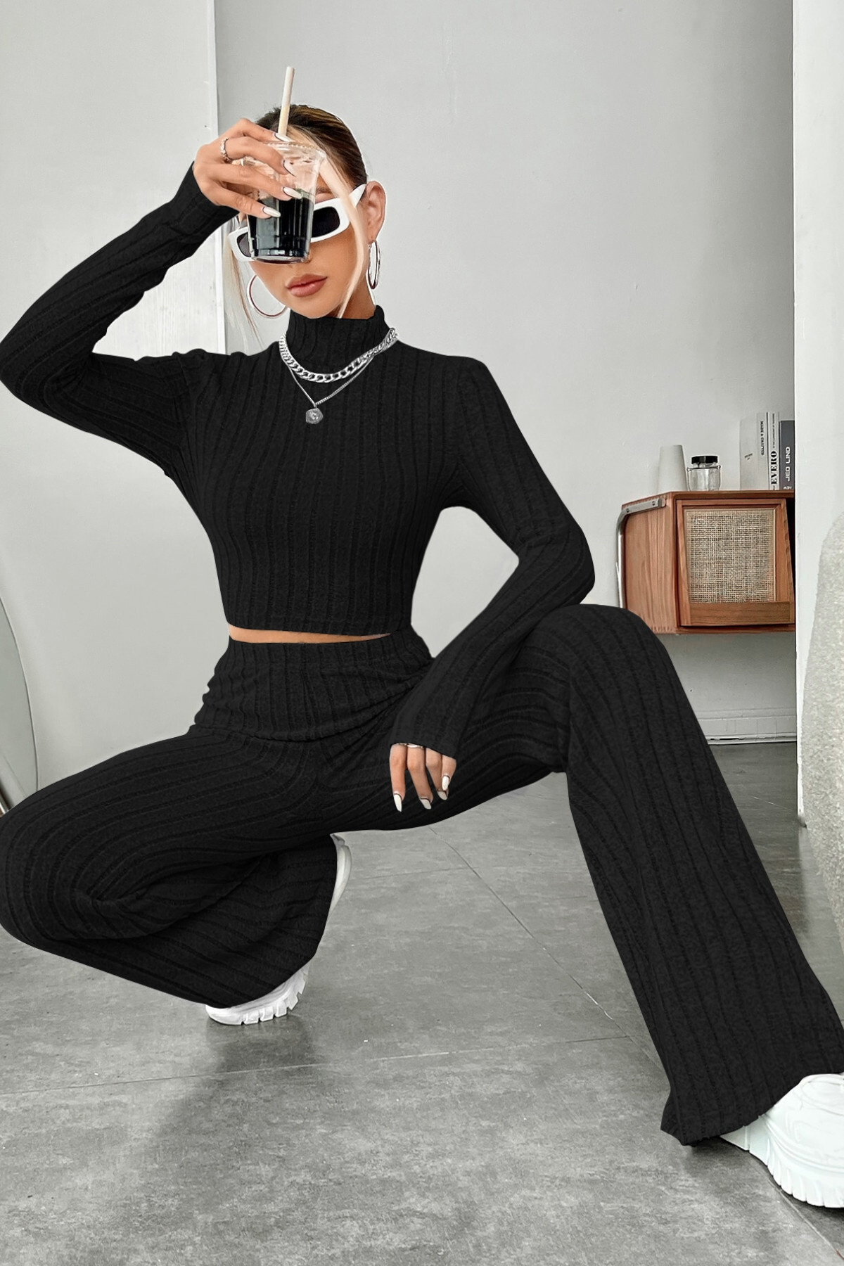 Kadın Siyah Boğazlı Crop Top ve Yüksek Bel Eşofman Takımı Spor Şı