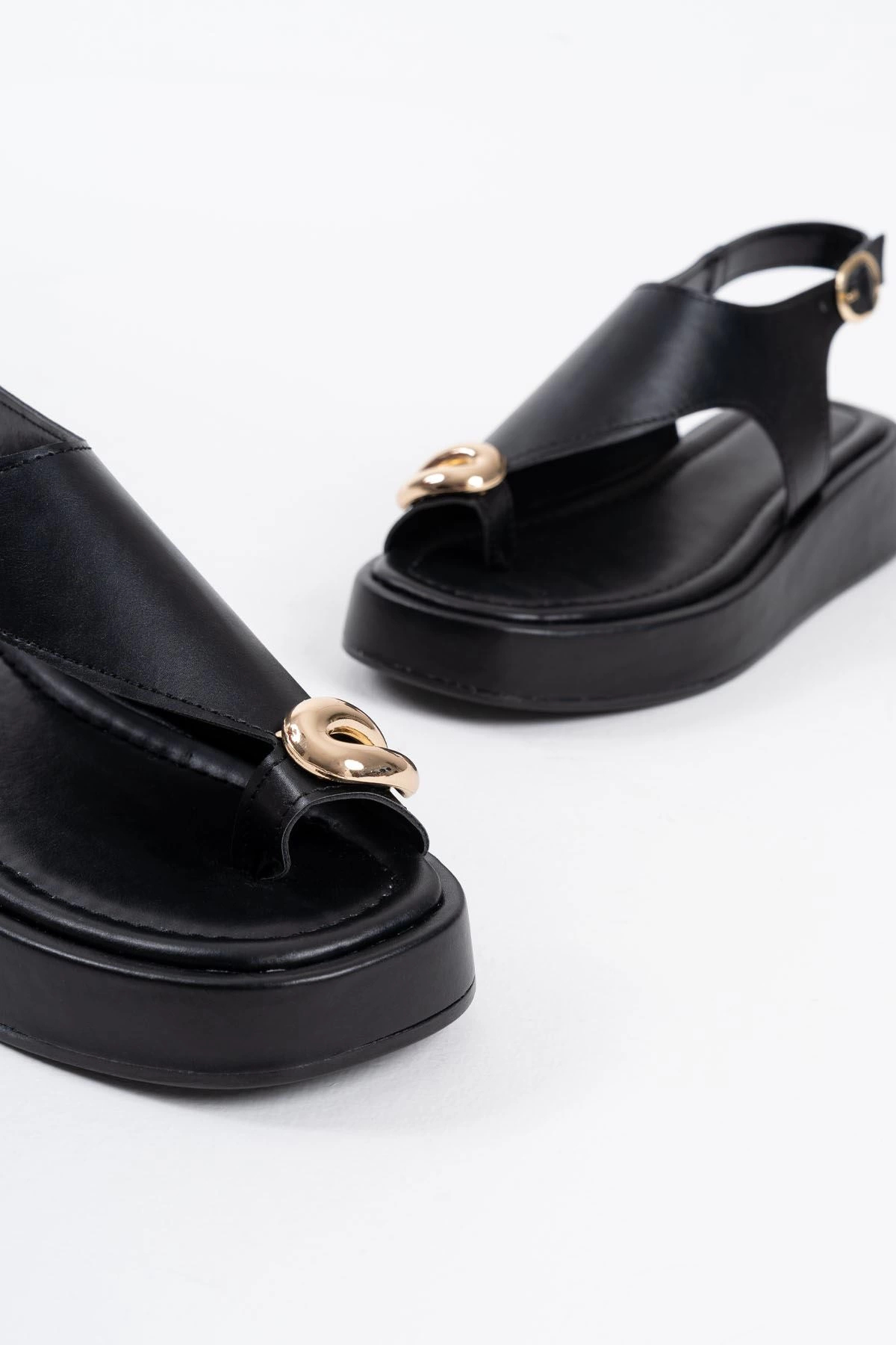 Kadın Siyah Cilt Toka Detaylı Sandalet TR17MY03A