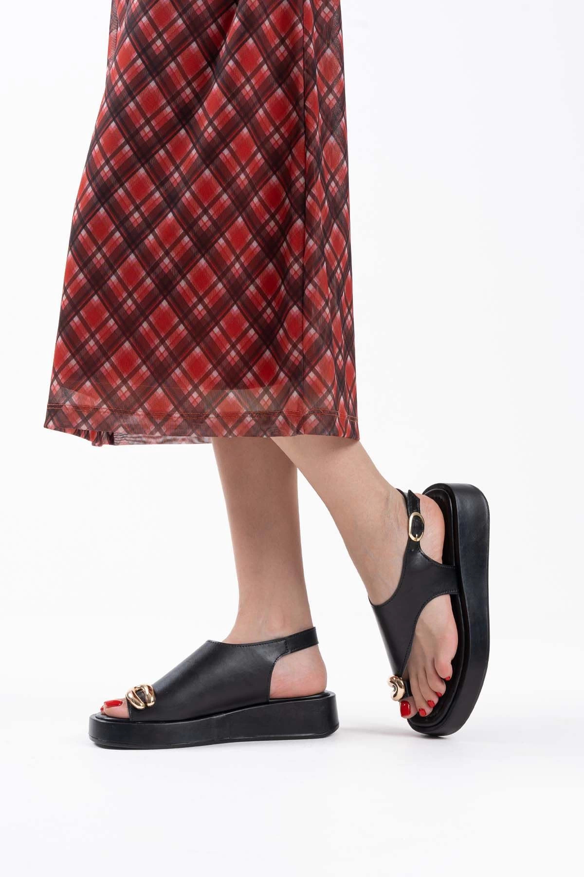 Kadın Siyah Cilt Toka Detaylı Sandalet TR17MY03A