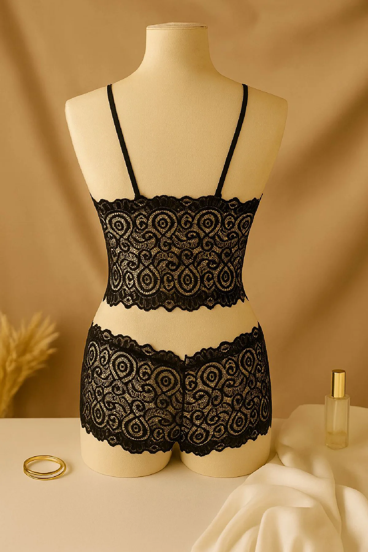 Kadın Siyah Dantel Bralet Şort Takımı – Şık, Zarif ve Feminen İç 
