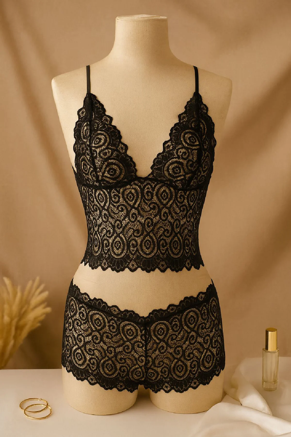 Kadın Siyah Dantel Bralet Şort Takımı – Şık, Zarif ve Feminen İç 
