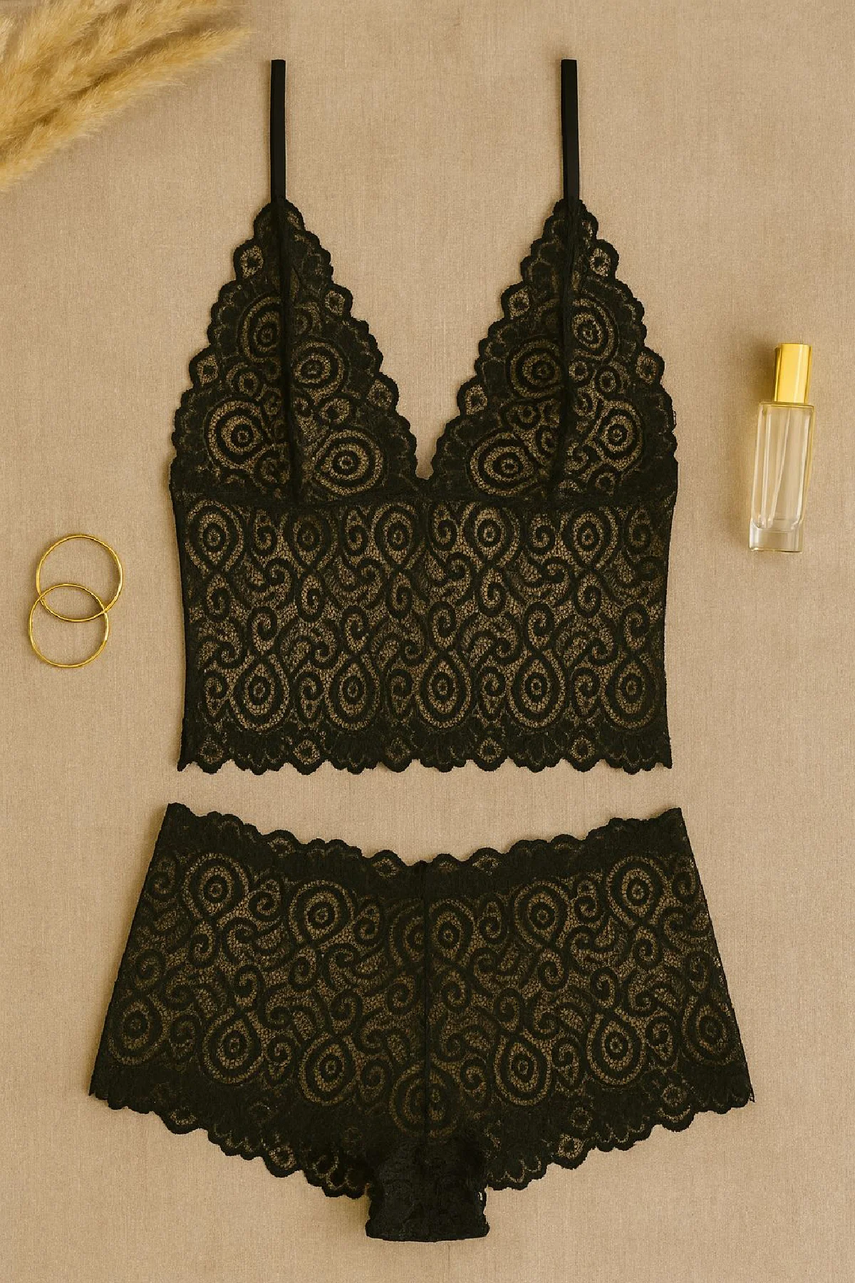 Kadın Siyah Dantel Bralet Şort Takımı – Şık, Zarif ve Feminen İç 