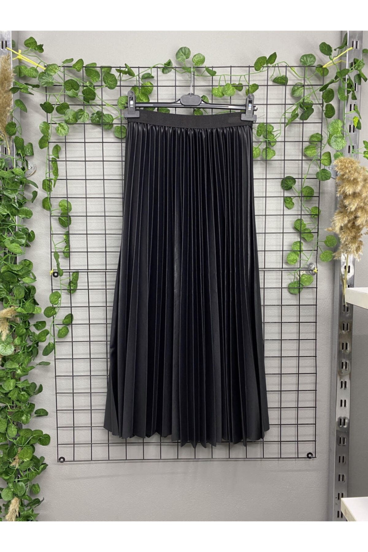 Efnan Kadın Siyah Deri Görünümlü Astarlı Piliseli Uzun Etek