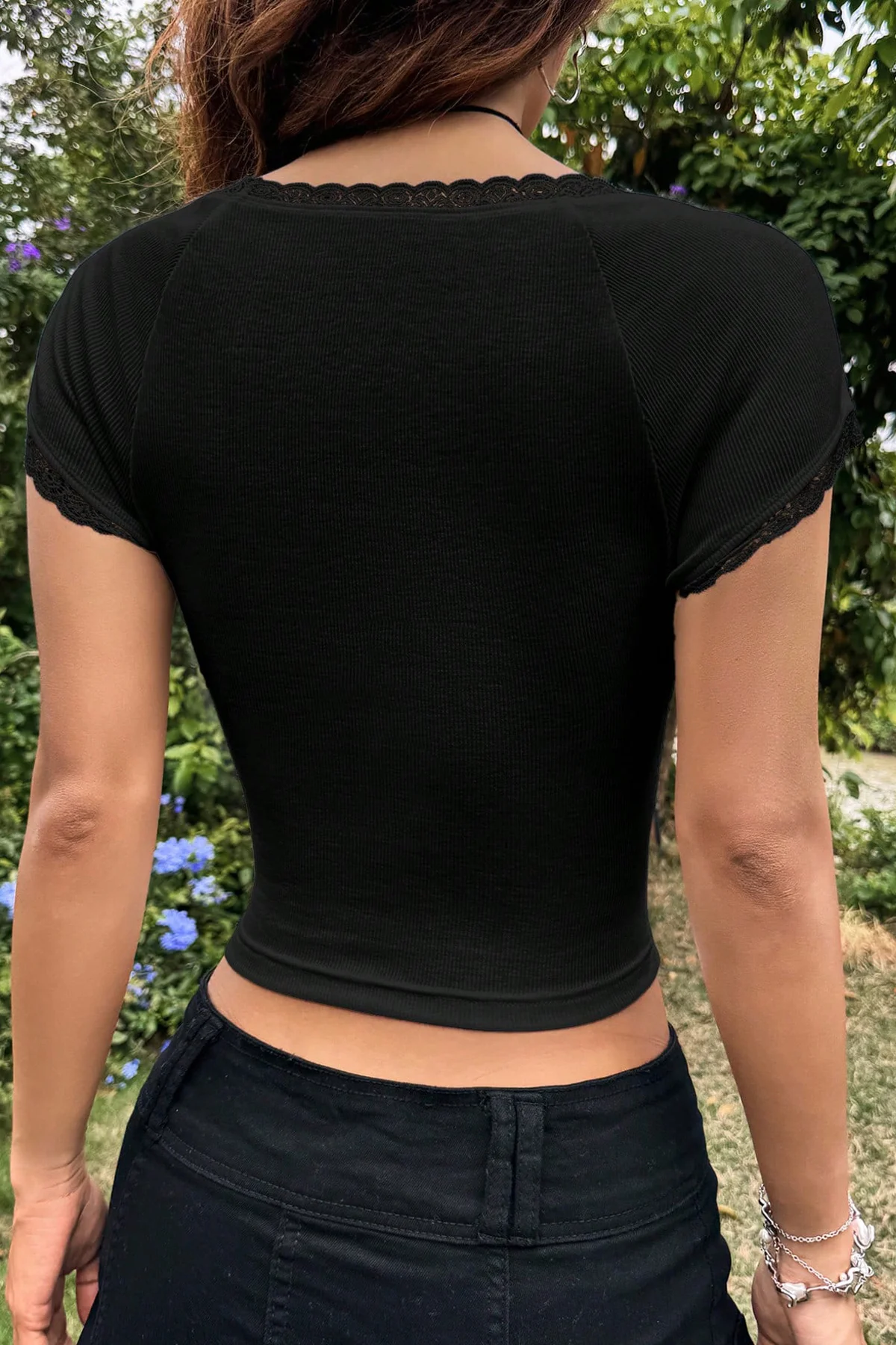 Kadın Siyah Göğsü ve Kolları Dantelli Fiyonklu Kısa Kol Crop Top Kadın Siyah Göğsü ve Kolları Dantelli Fiyonklu Kısa Kol Crop Top