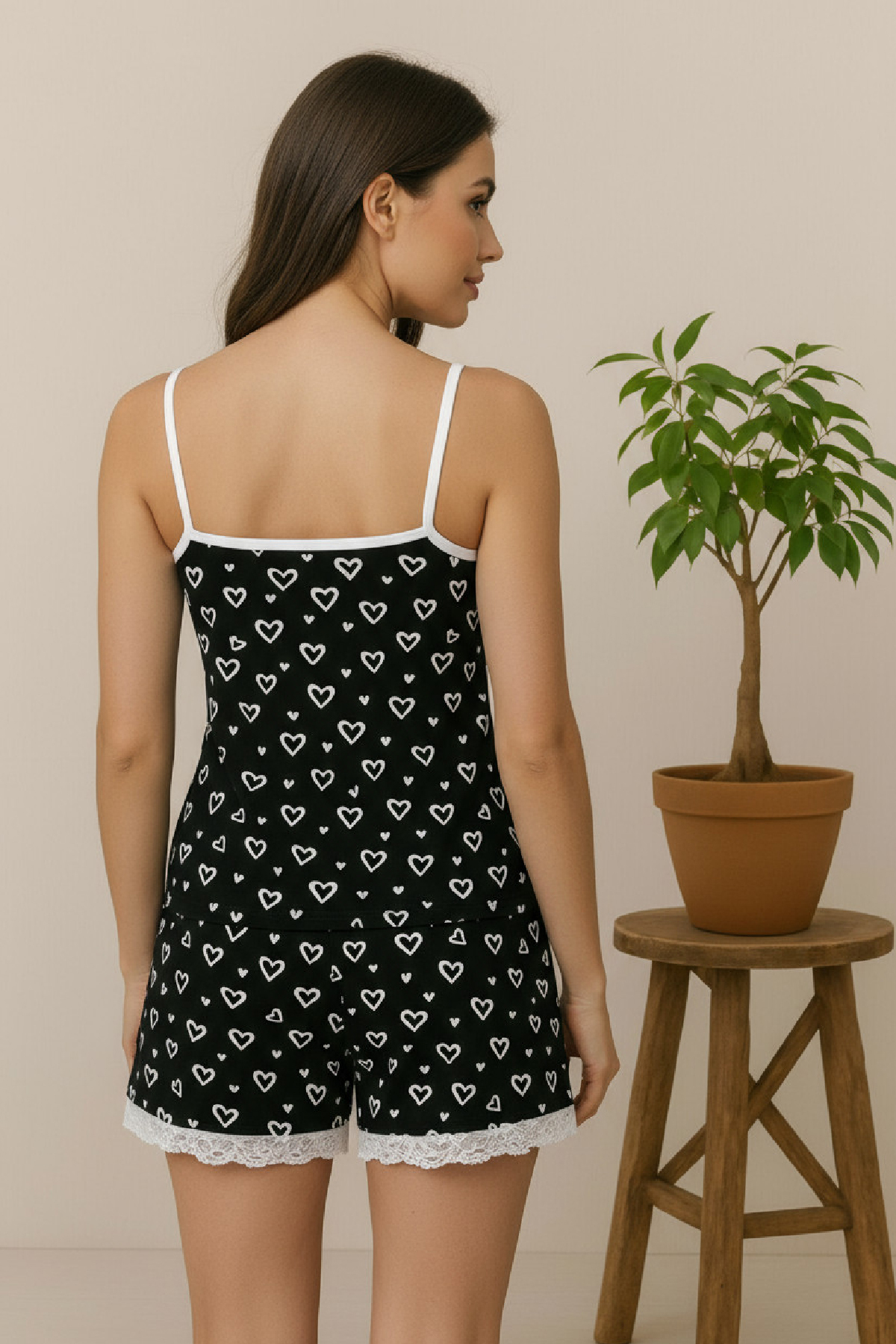 Kadın Siyah Kalp Desenli Askılı Şortlu Dantelli Pijama Takımı