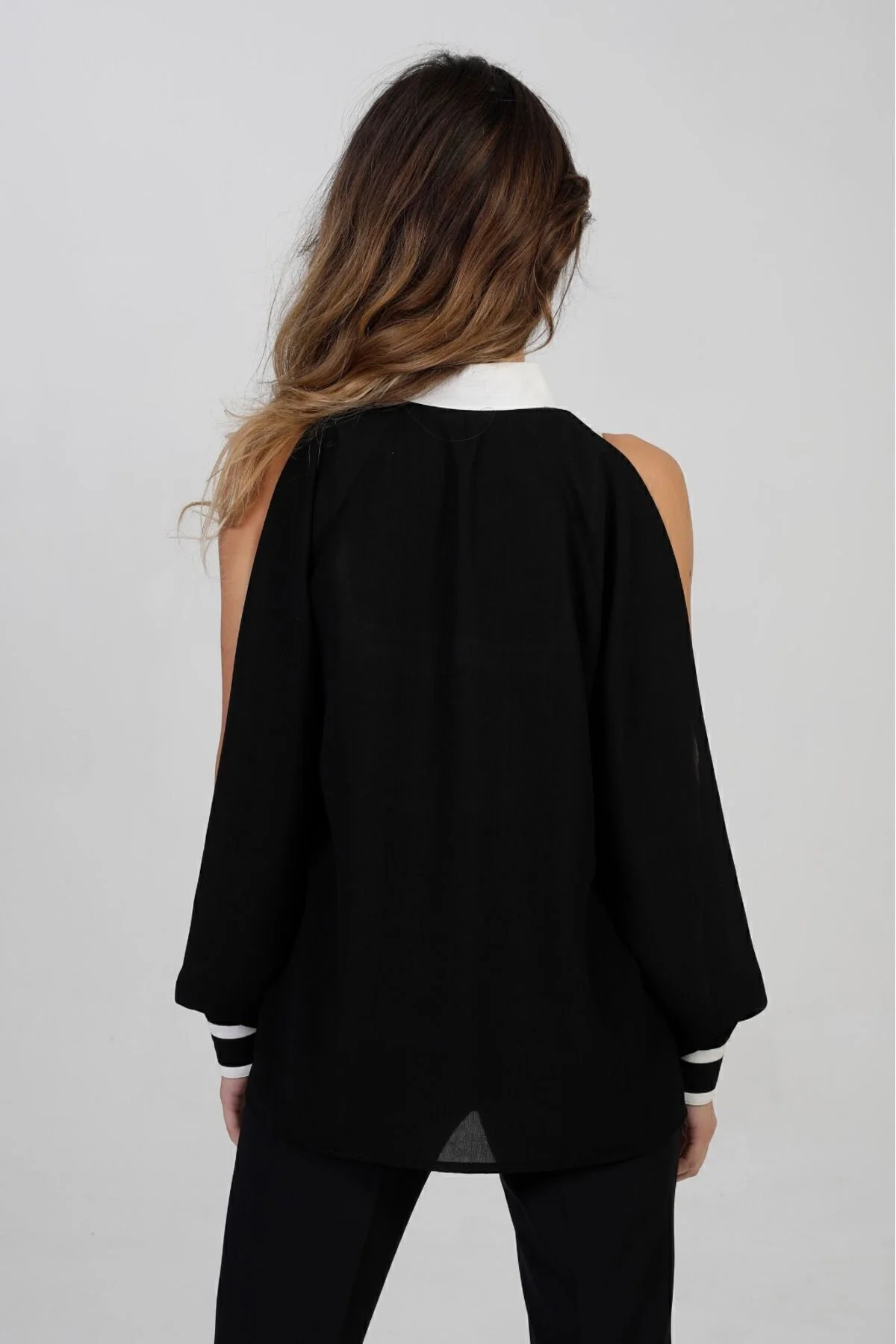 Kadın Siyah Kol Yırtmaçlı Beyaz Fularlı Quen Krep Gömlek-2450143
