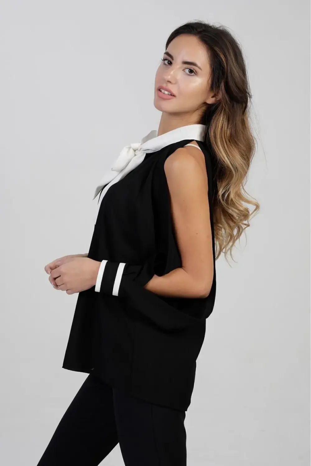 Kadın Siyah Kol Yırtmaçlı Beyaz Fularlı Quen Krep Gömlek-2450120