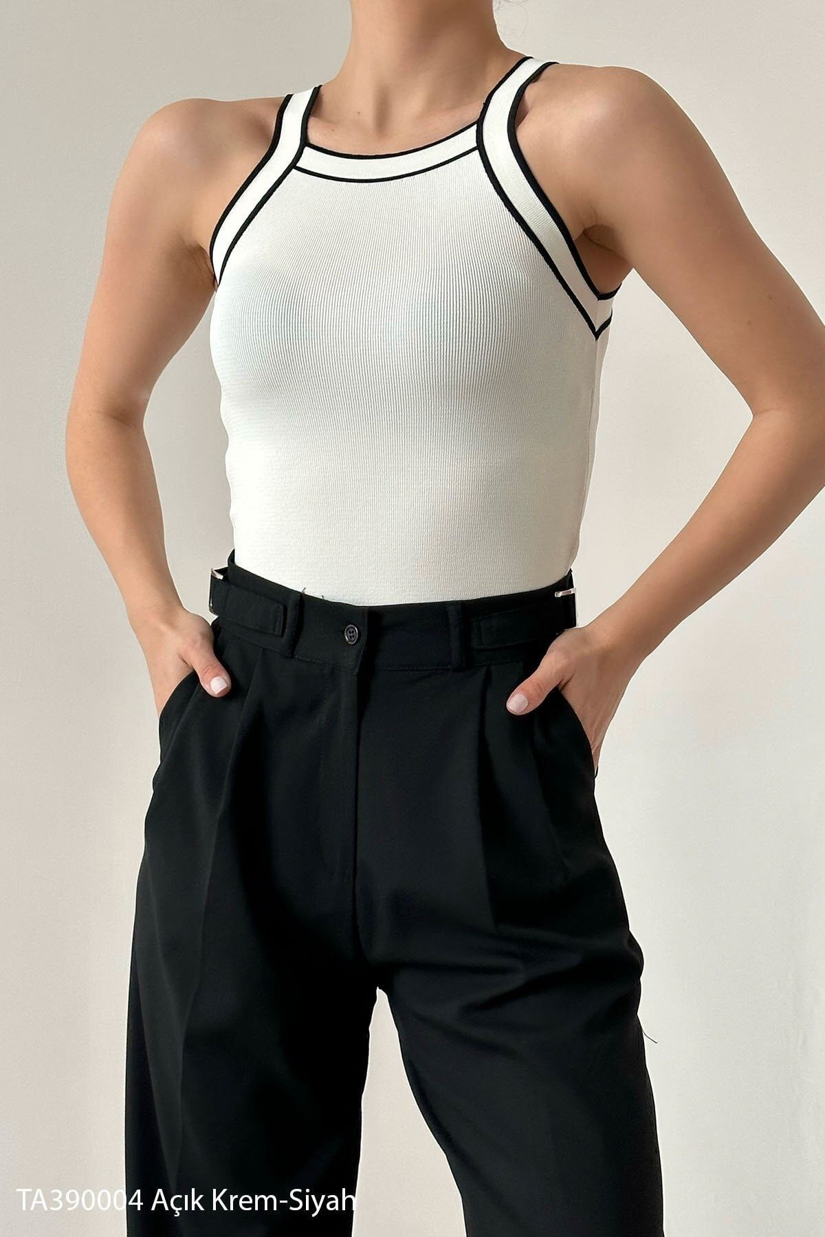 Kadın Siyah Kontrast Halter Yaka Ince Beyaz Şeritli
