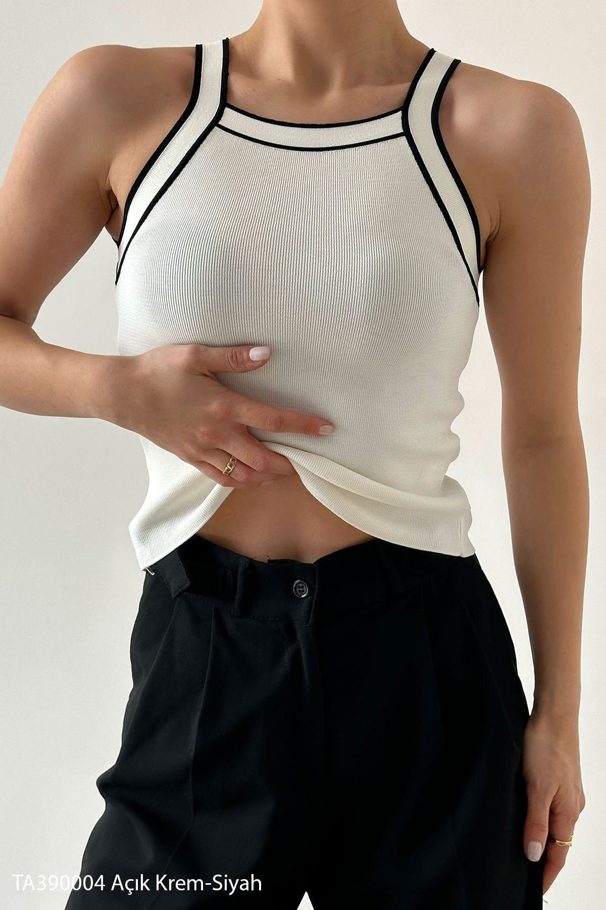 Kadın Siyah Kontrast Halter Yaka Ince Beyaz Şeritli