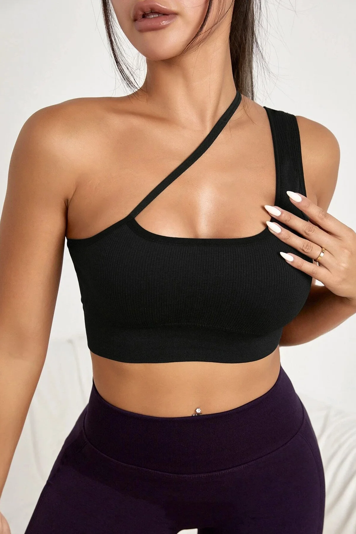 Kadın Siyah Tek Omuzlu Crop Top – Çapraz Askılı Büstiyer