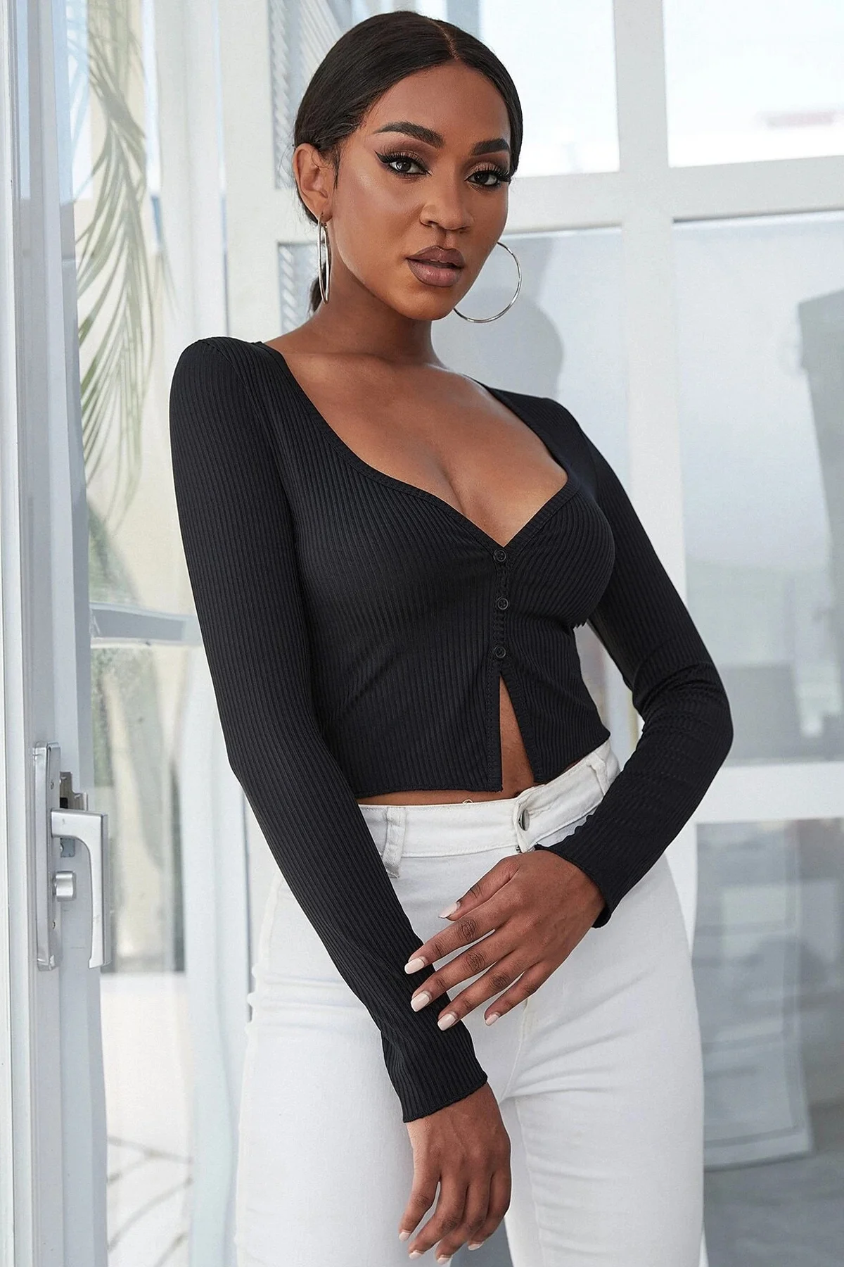 Kadın Siyah Uzun Kollu Düğmeli Göğüs ve Göbek Dekolteli Crop Top 