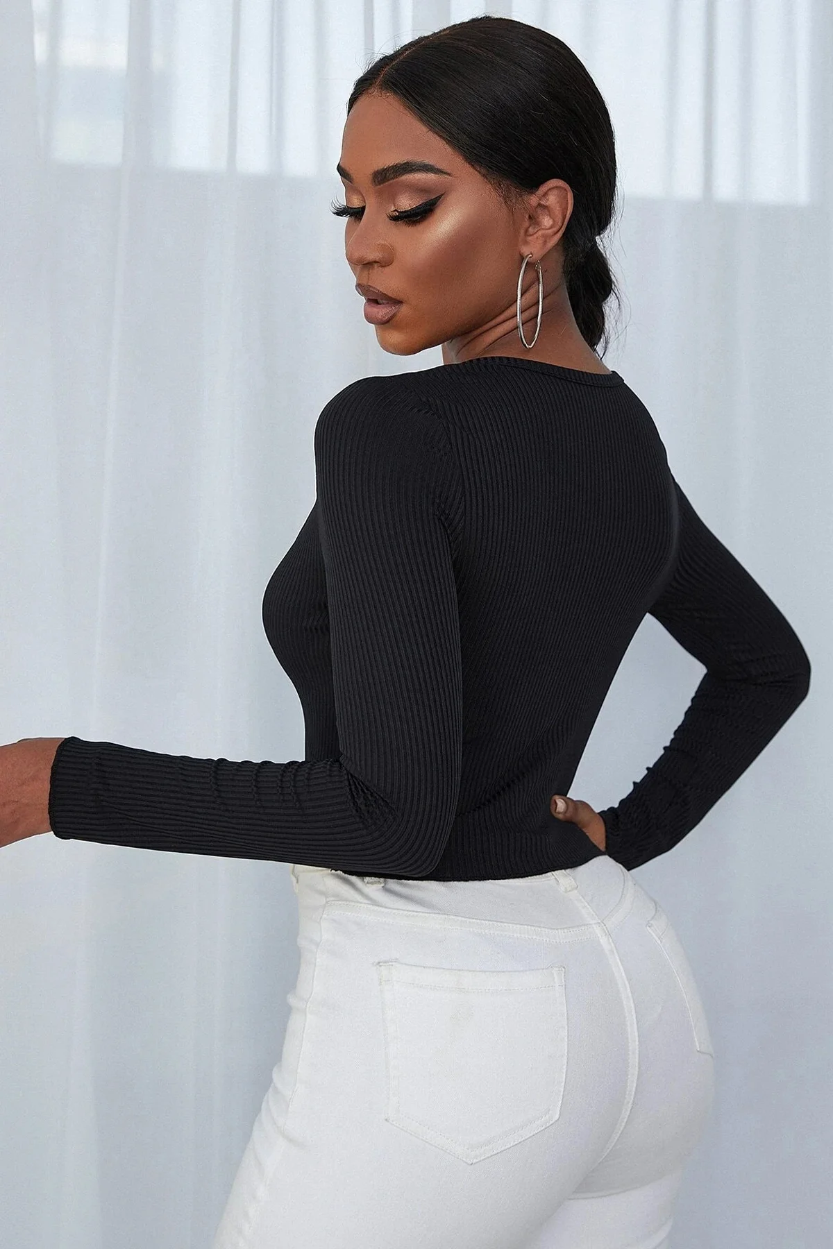 Kadın Siyah Uzun Kollu Düğmeli Göğüs ve Göbek Dekolteli Crop Top 