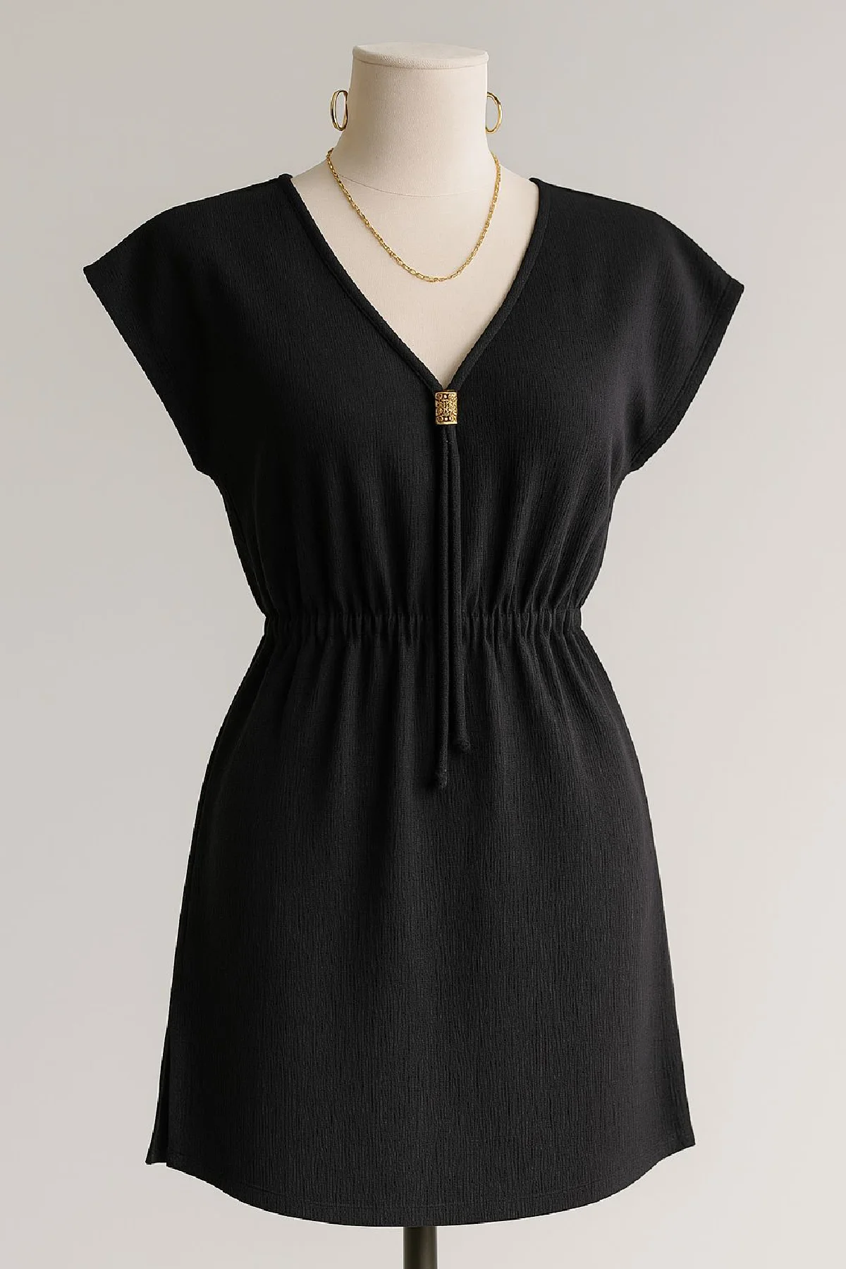 Kadın Siyah Yanları Yırtmaçlı Tokalı V Yaka Mini Plaj Elbisesi