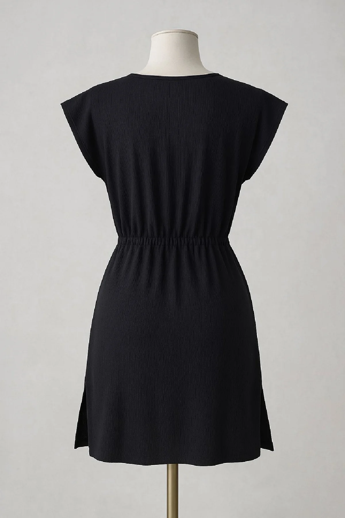 Kadın Siyah Yanları Yırtmaçlı Tokalı V Yaka Mini Plaj Elbisesi