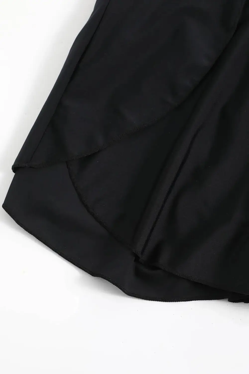 Kadın Siyah Yırtmaçlı Etek Görünümlü Şık Deniz Şortu