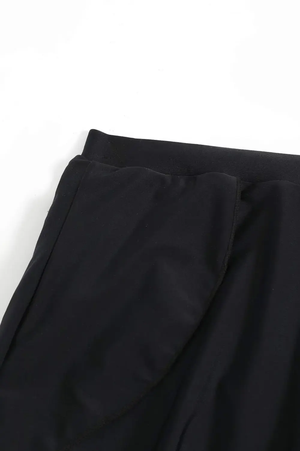 Kadın Siyah Yırtmaçlı Etek Görünümlü Şık Deniz Şortu