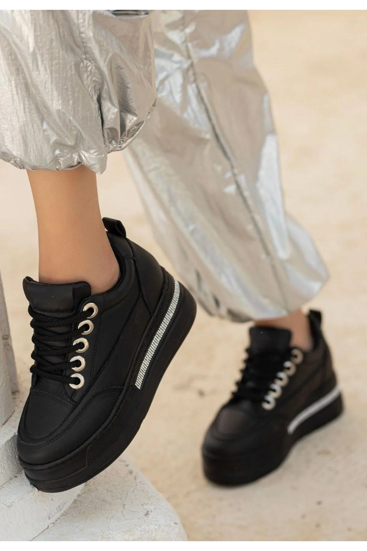 Kadın Sneaker Spor Ayakkabı Siyah Cilt Rahat Günlük Lulu Kadın Sneaker Spor Ayakkabı Siyah Cilt Rahat Günlük Lulu